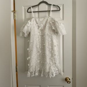 Worn twice for engagement photos and bridal shower. Removal straps. Fits tts.